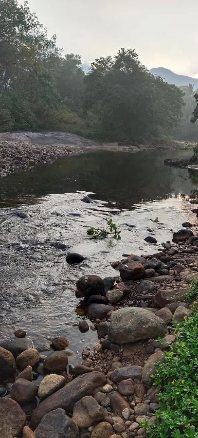 Ponmudi Dale. Homestay Kallar