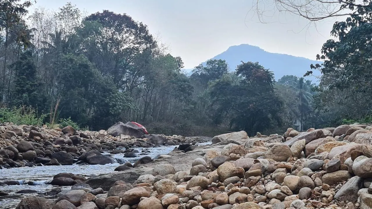 Ponmudi Dale. Homestay Kallar