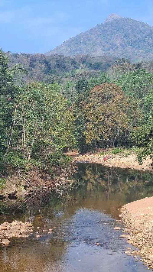 Ponmudi Dale. Homestay Kallar
