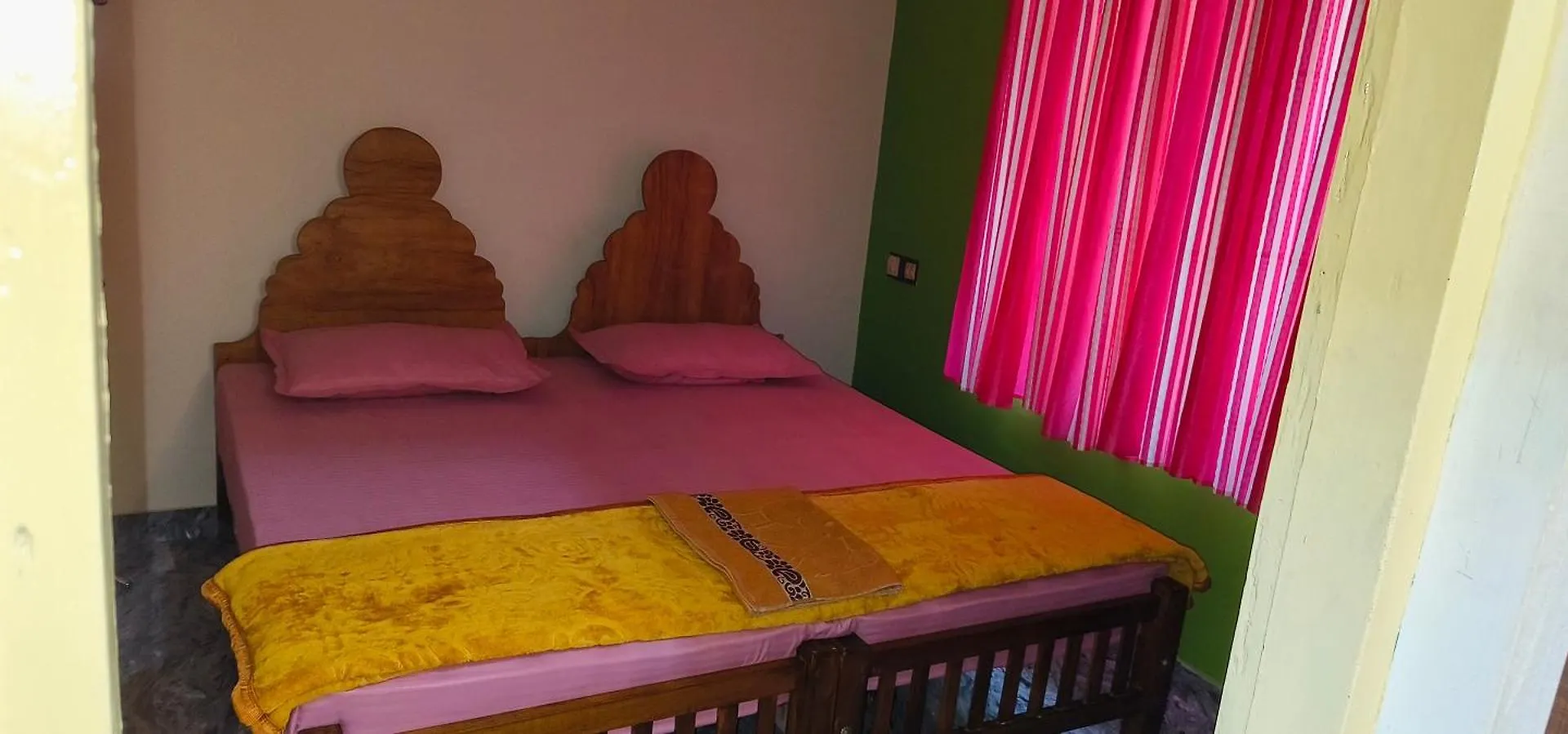 Ponmudi Dale. Homestay Kallar